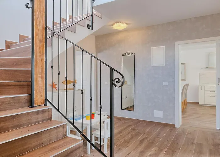 Mokka - Perfekt Ausgestattete In Hervorragender Lage Willa Pula