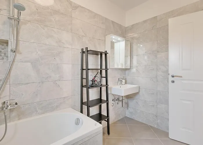 Mokka - Perfekt Ausgestattete In Hervorragender Lage Willa Pula