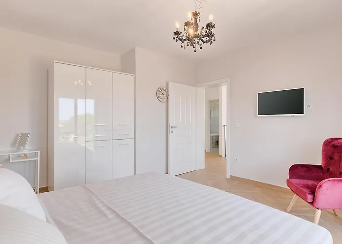 Mokka - Perfekt Ausgestattete In Hervorragender Lage Willa Pula